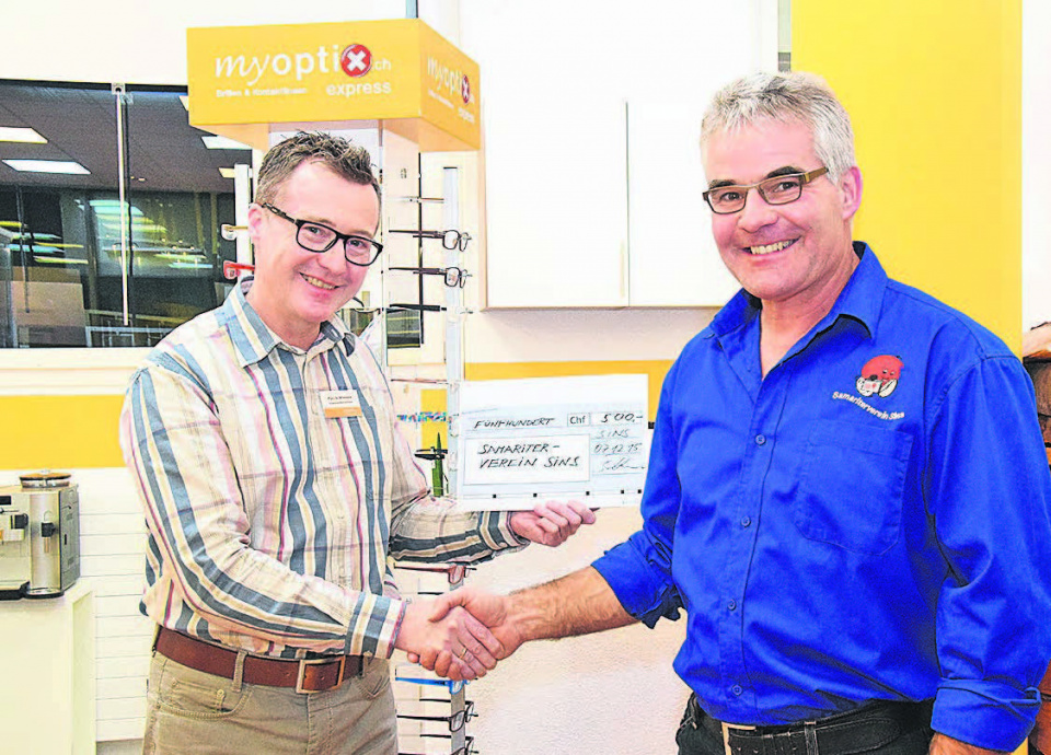 myoptix.ch-Filialleiter Patrik Winnen (links) übergibt Franz Mettler, Präsident des Samaritervereins Sins, einen Gutschein im Wert von 500 Franken myoptix.ch-Filialleiter Patrik Winnen (links) übergibt Franz Mettler, Präsident des Samaritervereins Sins, einen Gutschein im Wert von 500 Franken